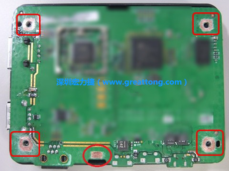 手動(dòng)去綠漆。使用傳統(tǒng)的刀片去除綠漆后的效果。