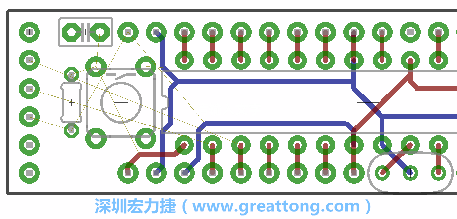 到目前為止，你應(yīng)該只剩下四個(gè)部分還未進(jìn)行布線，10K重置上拉電阻器、重置電容和1×6的序列排針。